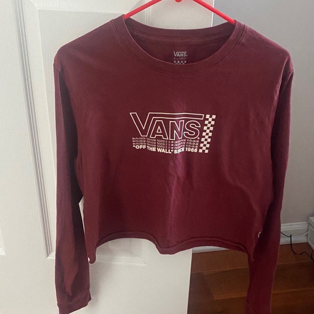 Fits as an oversized crop top (I usually wear a size medium)